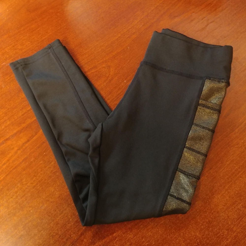 Black & Gold Athletic Cropped Leggings w/ Pockets